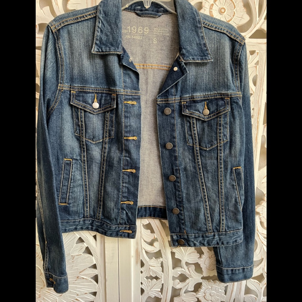 GAP Jean Jacket S. Medium blue. Nice fading